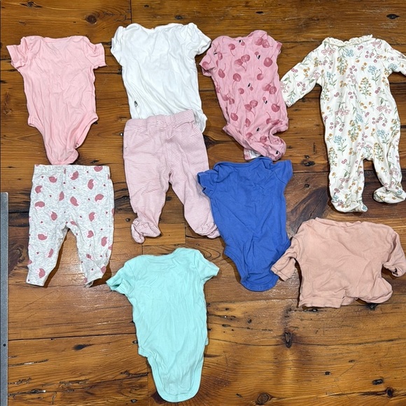 Assorted Bundle of Baby Onesies and Outfits Girl Size 0 to 3 months - Picture 10 of 14